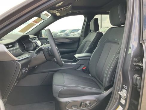 Used 2025 Jeep Grand Cherokee Laredo X RWD image 25