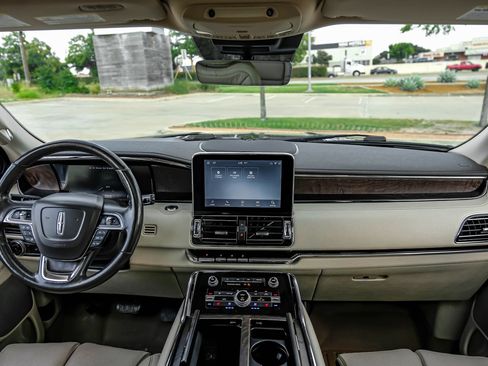 Used 2020 Lincoln Navigator L Reserve w/ Equipment Group 208A Reserve AWD/4WD image 16