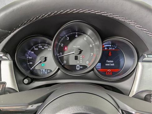 Certified 2025 Porsche Macan image 17