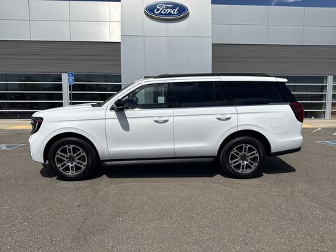 Used 2025 Ford Expedition Active AWD/4WD image 2