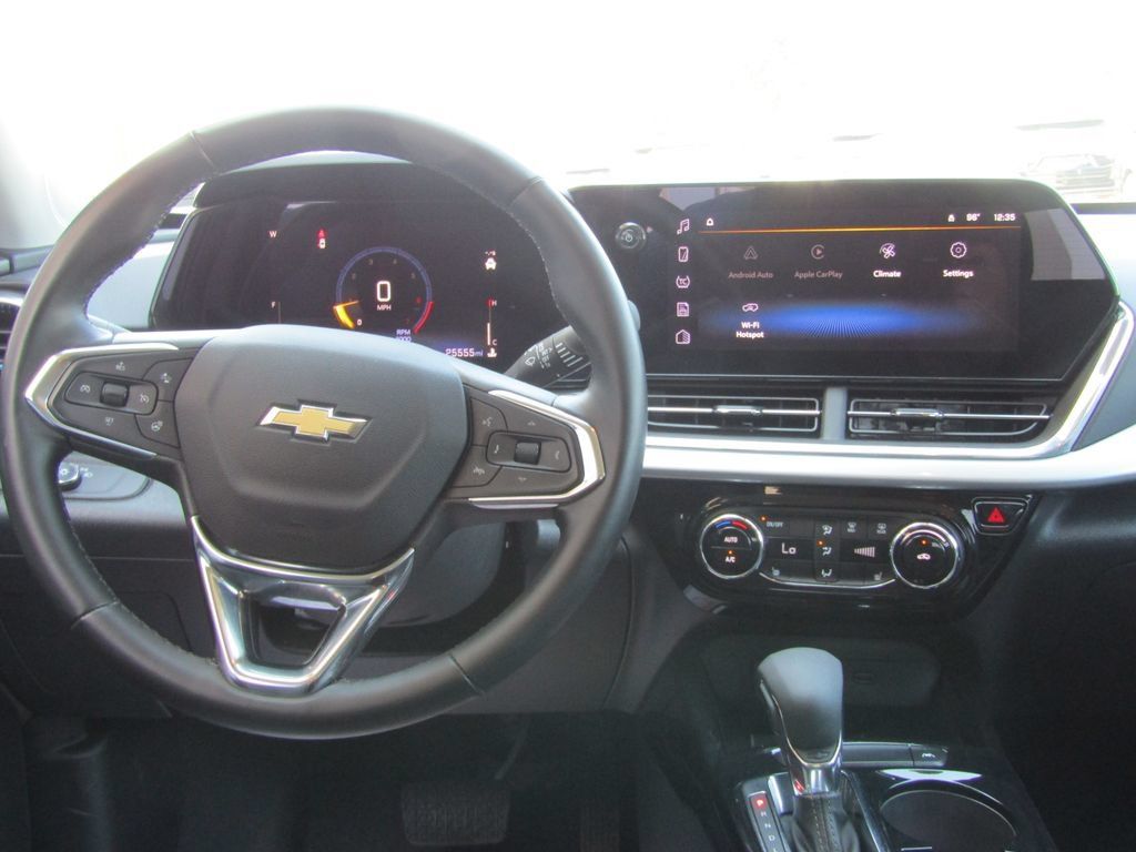 Used 2025 Chevrolet Trax LT w/ LT Convenience Package FWD image 5