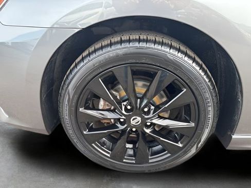 Used 2018 Nissan Sentra SR w/ SR Midnight Edition Package image 9
