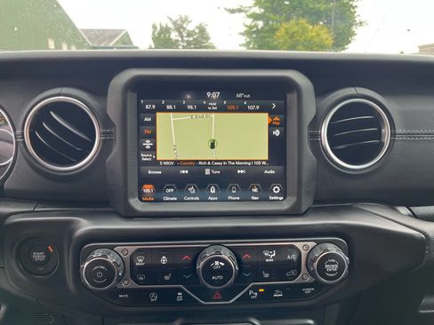 Used 2021 Jeep Wrangler Unlimited Sahara w/ Uconnect 4C Nav & Sound Group AWD/4WD image 18
