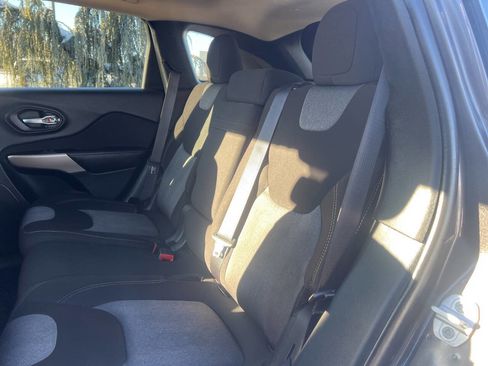 Used 2018 Jeep Cherokee Latitude image 12