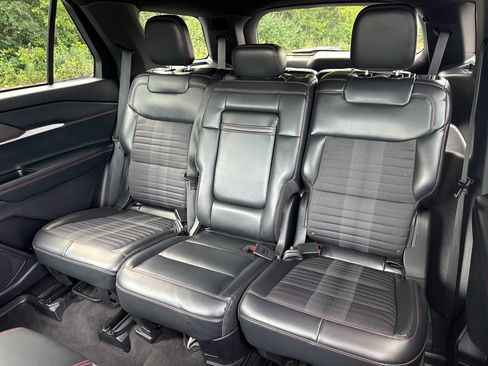 Used 2025 Ford Explorer ST-Line w/ ST-Line Street Pack AWD/4WD image 40