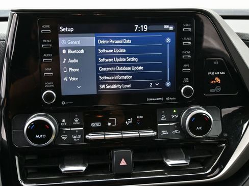 Used 2021 Toyota Highlander LE image 27