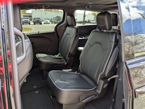 New 2026 Chrysler Pacifica Limited image 13