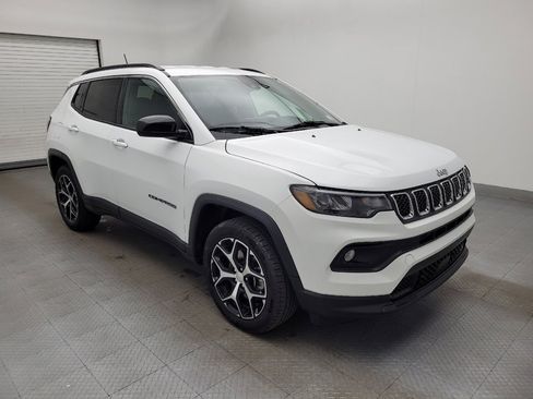 Used 2024 Jeep Compass Latitude image 11