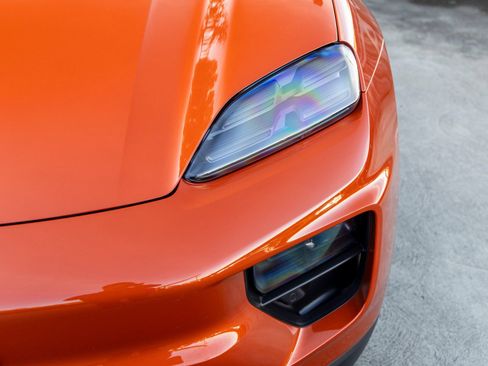 Certified 2025 Porsche Macan Electric image 16