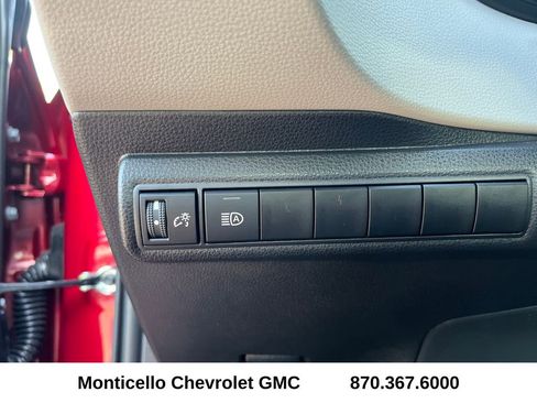 Used 2025 Toyota Corolla LE image 24