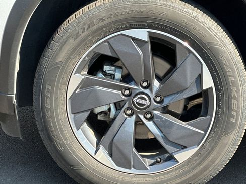 Used 2025 Nissan Rogue SV FWD image 34