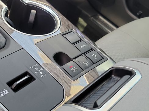 Certified 2024 Toyota Highlander Platinum FWD image 31