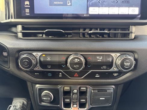 Used 2024 Jeep Wrangler Unlimited w/ LED Headlamp & Fog Lamp Group image 17