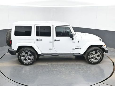 Used 2017 Jeep Wrangler Unlimited Sahara w/ Connectivity Group AWD/4WD image 36