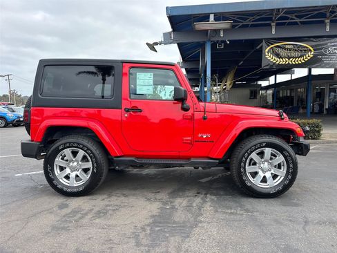 Used 2017 Jeep Wrangler Sahara w/ Connectivity Group AWD/4WD image 7