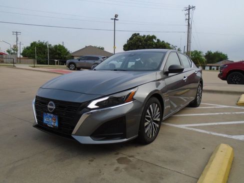Used 2024 Nissan Altima 2.5 SV FWD image 3