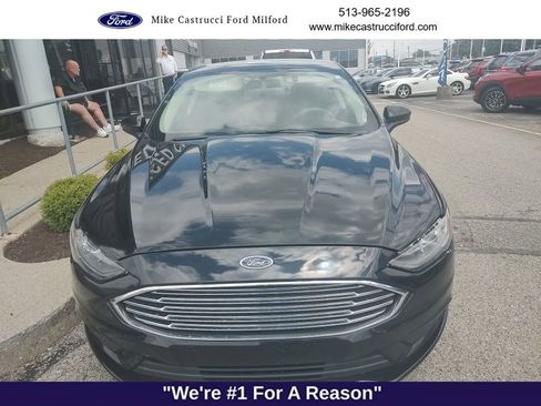 Used 2017 Ford Fusion SE FWD image 2