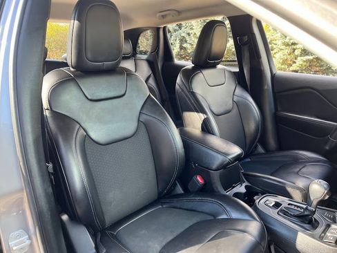 Used 2019 Jeep Cherokee Latitude Plus w/ Comfort/Convenience Group image 38