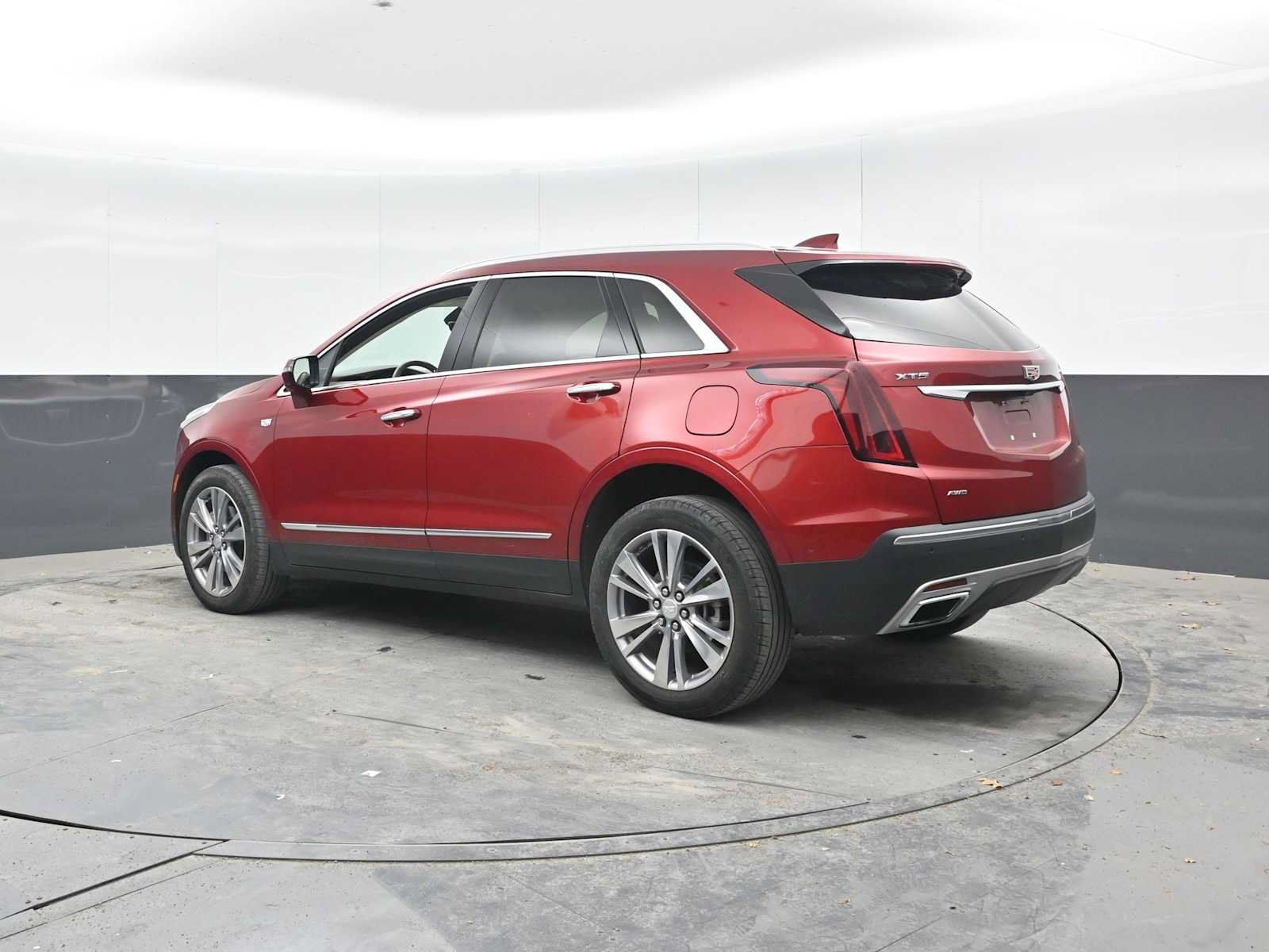 Used 2024 Cadillac XT5 Premium Luxury w/ Technology Package AWD/4WD image 2
