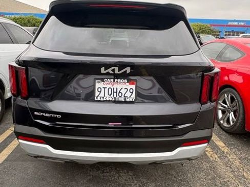 Certified 2025 Kia Sorento LX FWD image 5