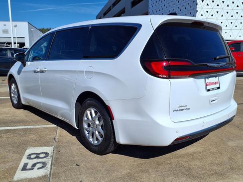 Used 2023 Chrysler Pacifica Touring-L image 3