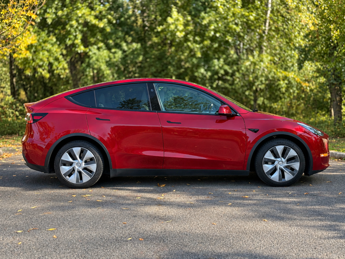 Used 2023 Tesla Model Y Long Range AWD/4WD image 2