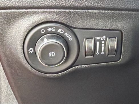 Used 2018 Jeep Compass Latitude w/ Popular Equipment Group FWD image 34