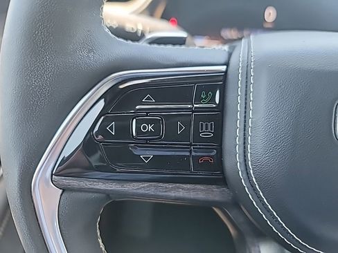 Used 2023 Jeep Grand Cherokee Overland w/ Luxury Tech Group IV RWD image 26