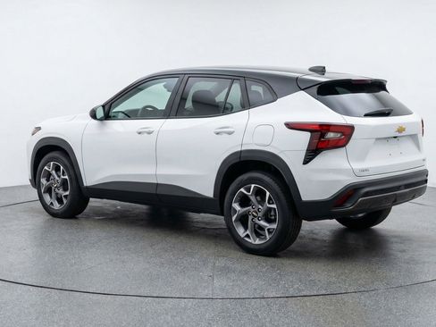 Used 2025 Chevrolet Trax LT w/ LT Convenience Package image 6