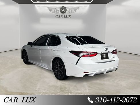 Used 2021 Toyota Camry SE w/ Convenience Package FWD image 3