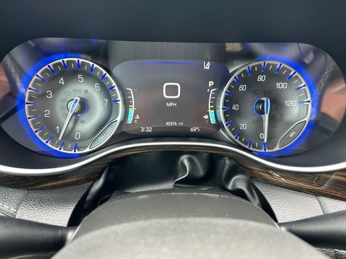 Used 2023 Chrysler Pacifica Limited FWD image 30
