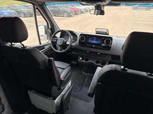 Used 2025 Mercedes-Benz Sprinter 2500 image 18