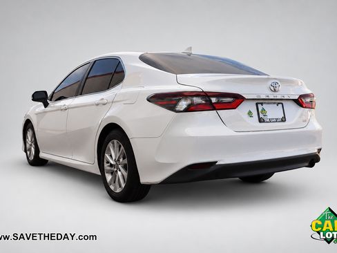 Used 2021 Toyota Camry LE w/ Carpet Mat Package (TMS) FWD image 6