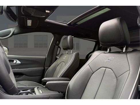 New 2026 Chrysler Pacifica Limited image 15