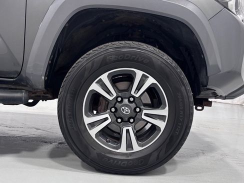 Used 2016 Toyota Tacoma TRD Sport AWD/4WD image 31