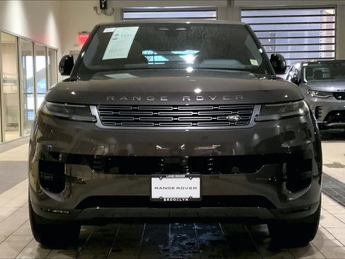 Used 2025 Land Rover Range Rover Sport SE image 3