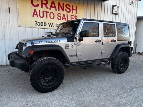Used 2015 Jeep Wrangler Unlimited Rubicon w/ Connectivity Group AWD/4WD image 8