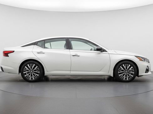 Used 2025 Nissan Altima 2.5 SV image 11