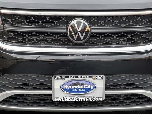 Used 2023 Volkswagen Taos SE w/ Panoramic Sunroof Package AWD/4WD image 11