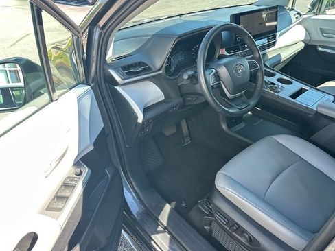 Used 2025 Toyota Sienna XLE FWD image 9