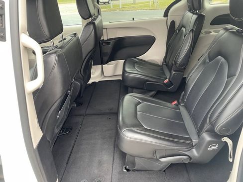 Used 2023 Chrysler Pacifica Touring-L FWD image 14