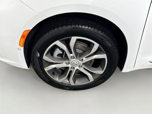 New 2026 Chrysler Pacifica Pinnacle w/ Trailer Tow Group AWD/4WD image 29