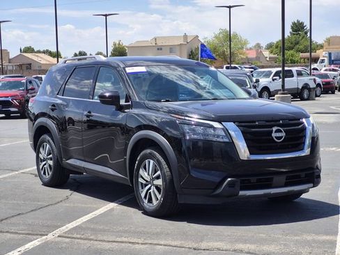 Used 2025 Nissan Pathfinder SL AWD/4WD image 3