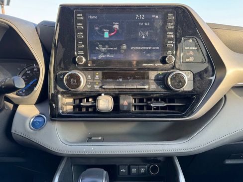 Used 2021 Toyota Highlander XLE AWD/4WD image 2