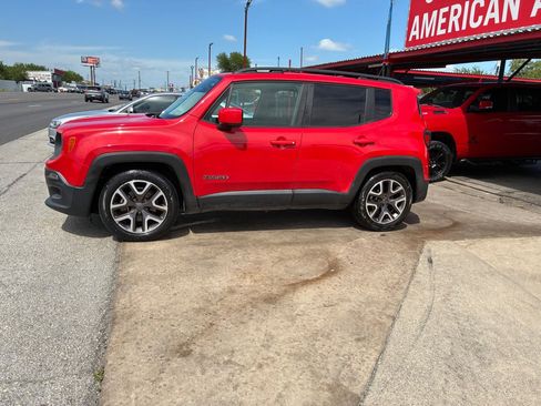 Used 2015 Jeep Renegade Latitude FWD image 4