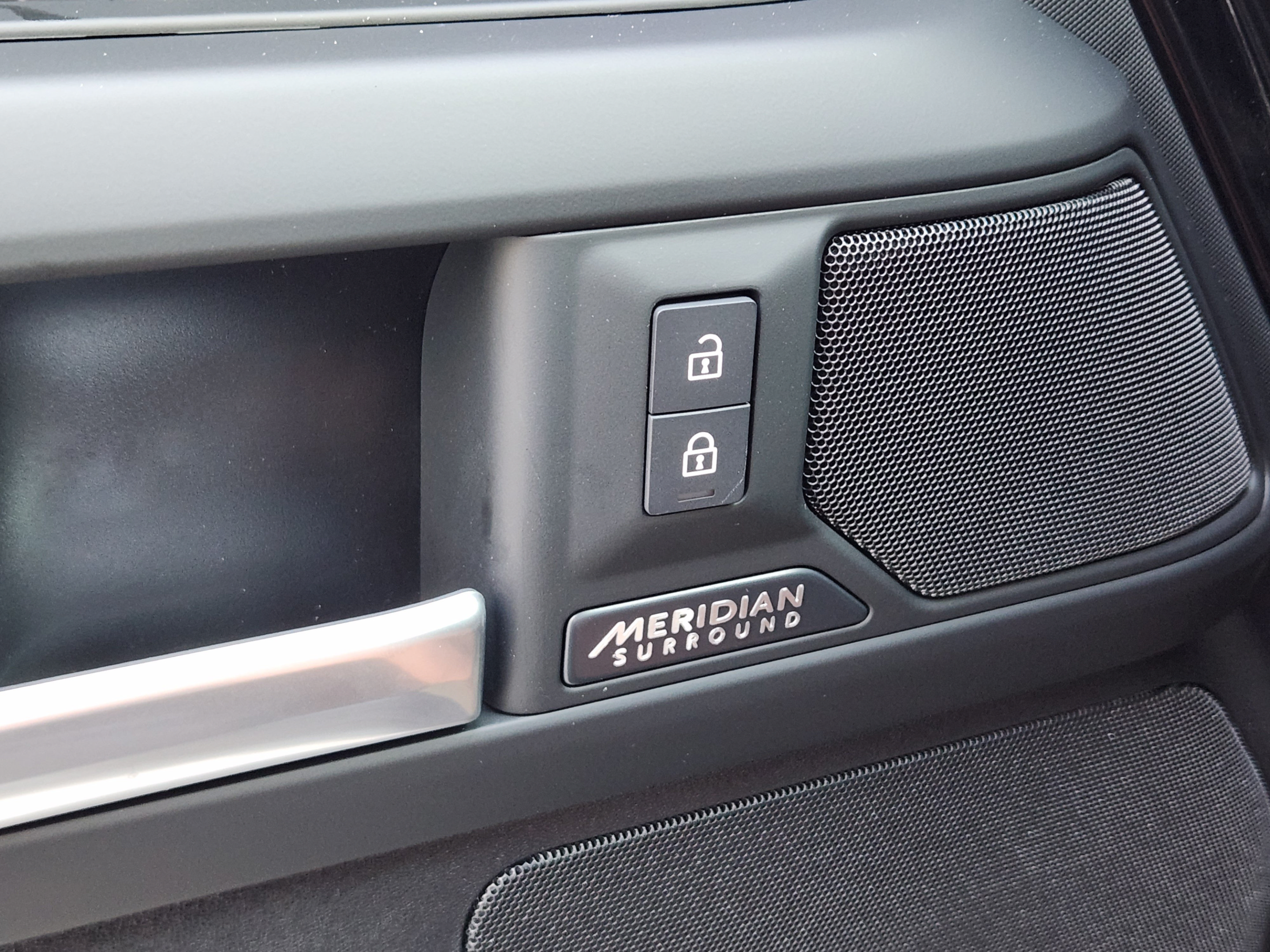 New 2026 Land Rover Defender 110 X-Dynamic SE AWD/4WD image 18