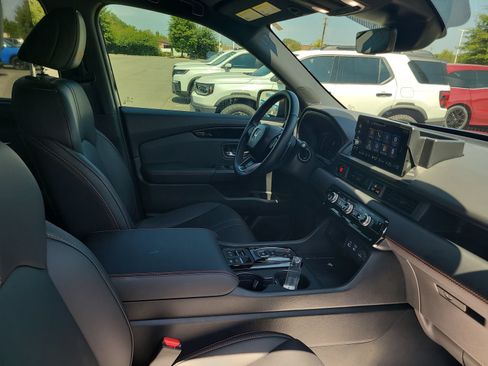 Certified 2025 Honda Pilot TrailSport image 31