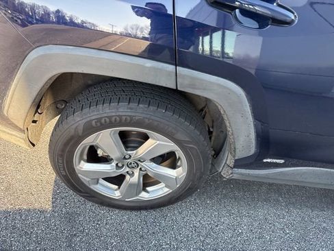 Used 2021 Toyota RAV4 XLE Premium image 16