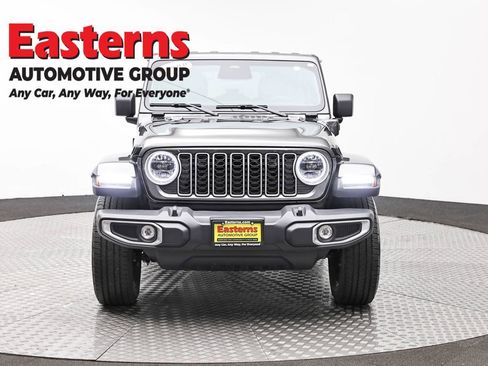 Used 2025 Jeep Wrangler Unlimited Sahara image 2