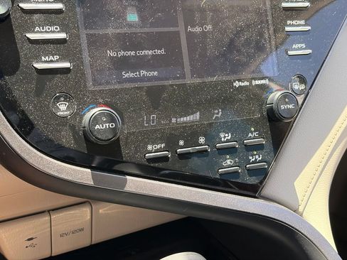 Used 2019 Toyota Camry XLE FWD image 8